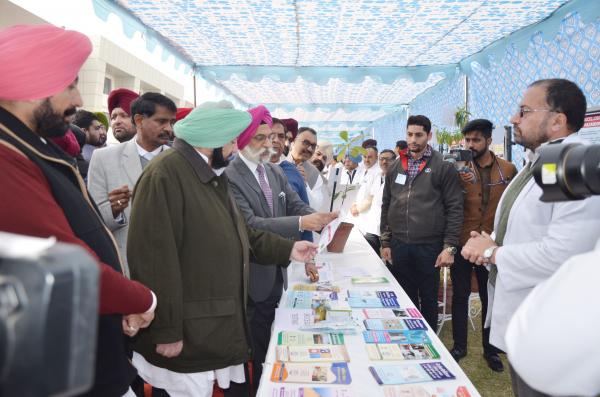 Capt. Amrinder Singh, Honble Chief Minister, Punjab interacting with Director,  School of Public Health & Zoonoses (15.01.2019)